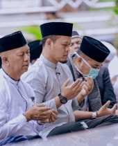 Pekanbaru Bersujud, Wali Kota Pekanbaru dan Ratusan Warga Gelar Salat Istisqa