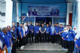 Kunjungi DPC Pekanbaru, Sekjen Herman Khaeron Serahkan Laptop dan 1.500 Sembako