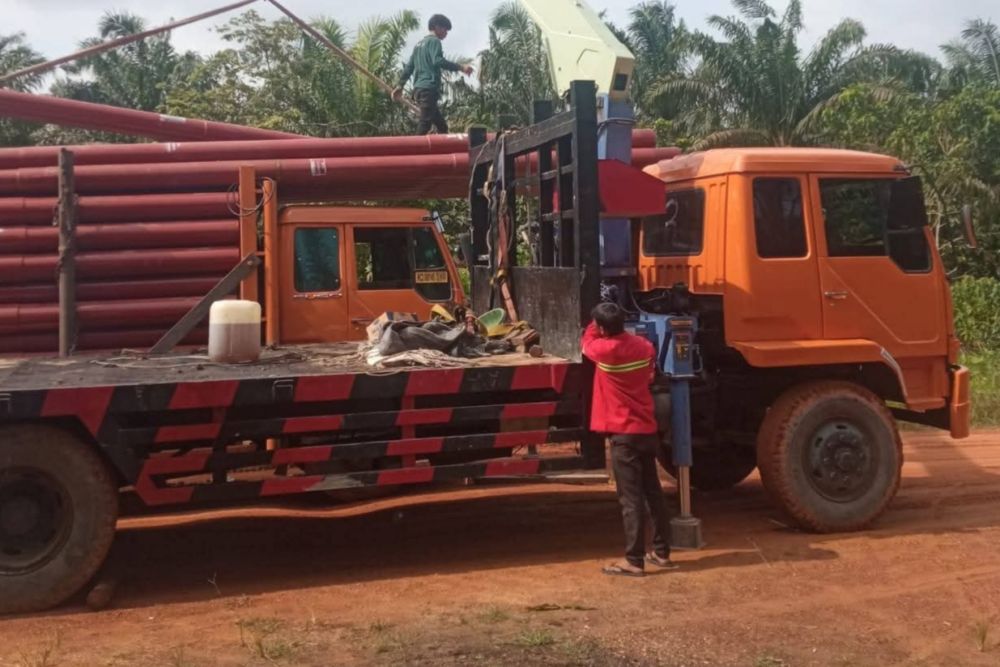 Tiang PLN Mulai Masuk Dusun Bedeng, Langkah Nyata Pemkab Siak Aliri Listrik ke Pelosok