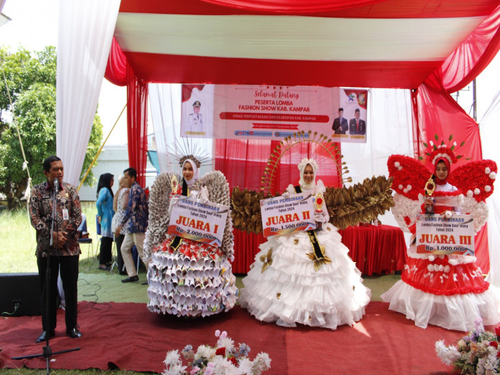 Dispersip Kampar adakan Fashion show Literasi.