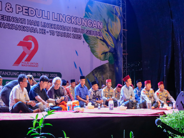 Masyarakat Tanjung Belit Nikmati Tausiah Ustadz Abdul Somad, Sambil Muhasabah pada Puncak Malam Bakti Religi