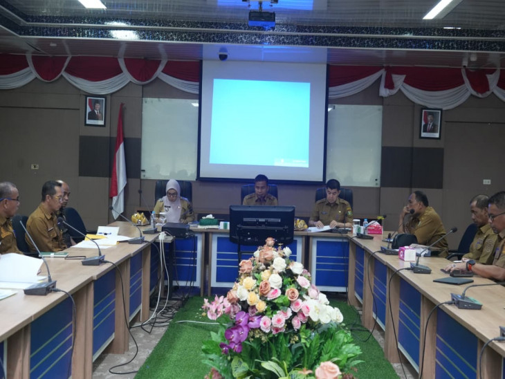 Bupati Kampar Didampingi Wakil Bupati Kampar Pimpin Rapat Evaluasi Penerimaan PAD Triwulan II TA 2026 Dan Serahkan Data Tunggakan PKB