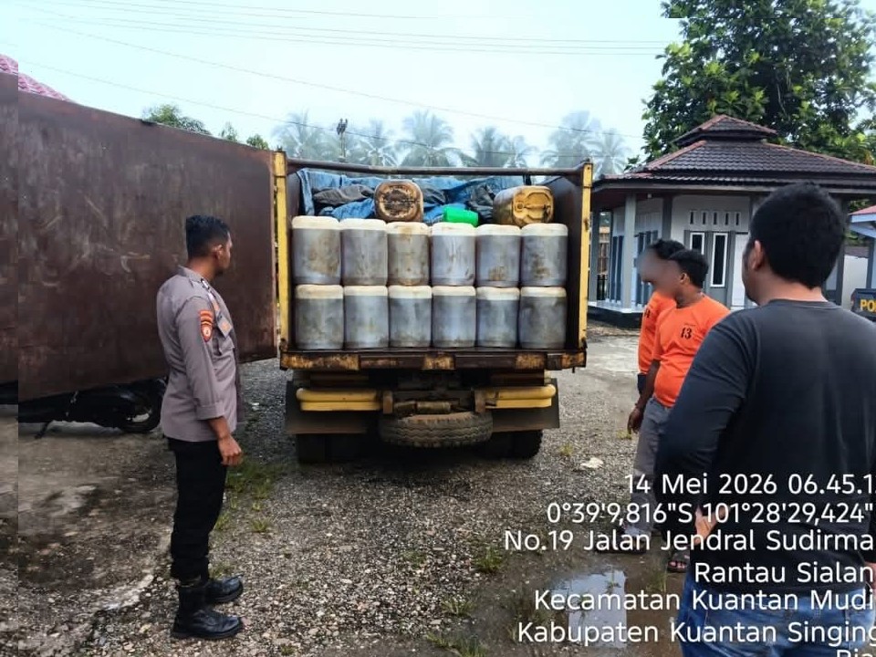 Bertopeng Angkutan Barang, Dump Truck Ini Ternyata Muat Solar Subsidi