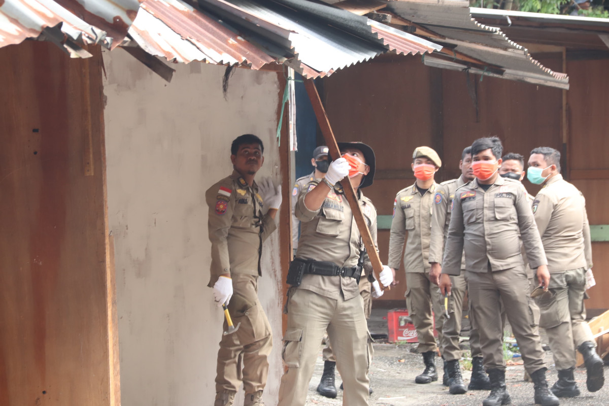 Operasi Penertiban Pedagang Kaki Lima di Pasar Bawah Berlangsung Lancar