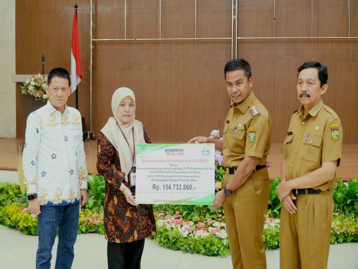 Bupati Kampar Salurkan Bantuan ATENSI Bagi Kelompok Rentan dan Eks Napi Bersama Kemensos RI Sentra Handayani