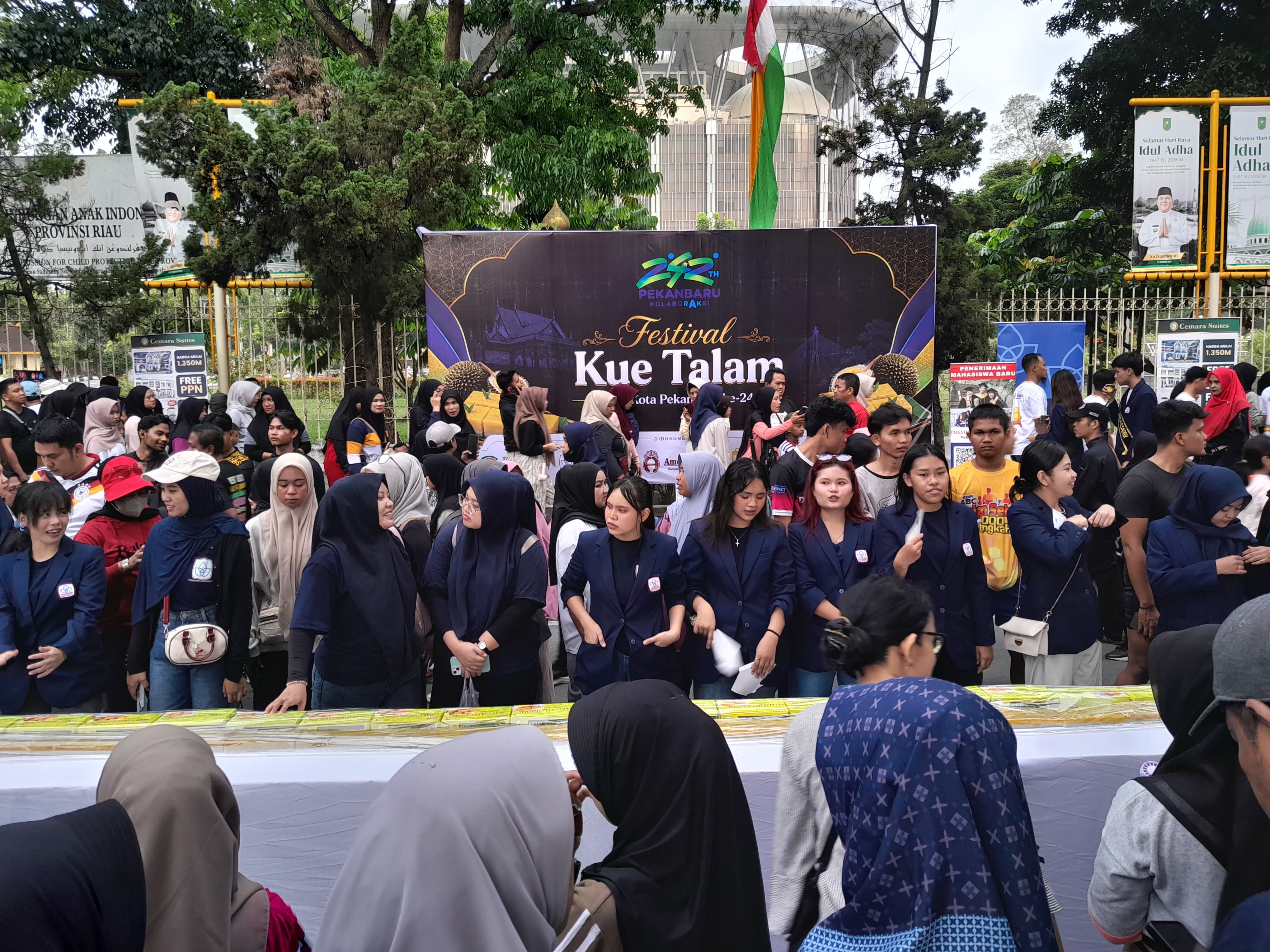 Ribuan Warga Antusias Padati Festival Talam Durian di Kota Pekanbaru