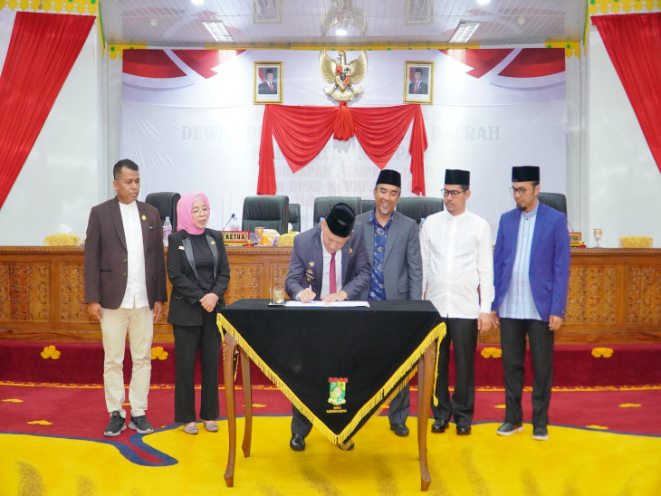 Pj Bupati Kampar Hambali Apresiasi DPRD Kampar Saat Hadiri Langsung Paripurna Penetapan Propemperda dan Renja DPRD Tahun 2025 Serta Penyampaian Laporan Banggar APBD 2025.