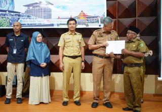 Menatap Babak Baru Pasca-Pengabdian, Pemprov Riau Serahkan SK Pensiun PNS