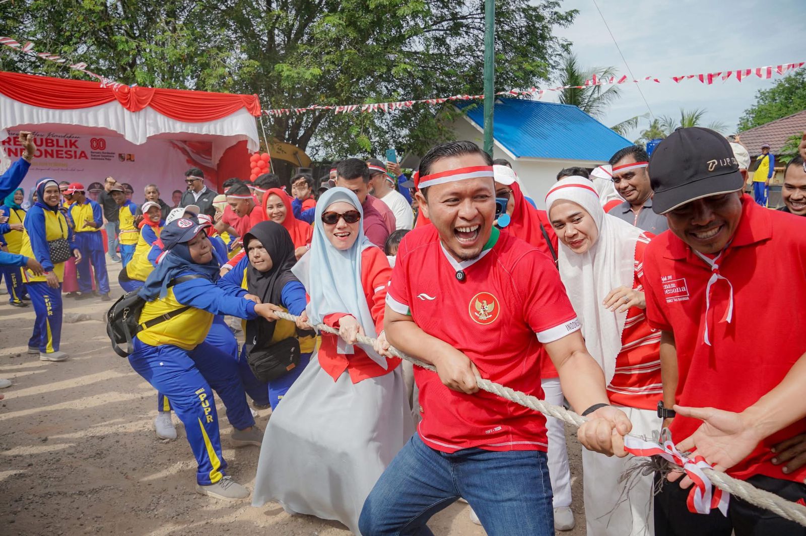 PEKANBARU - Wali Kota Pekanbaru Agung Nugroho, mengukuhkan langsung anggota Pasukan Pengibar Bendera (Paskibraka) Kota Pekanbaru, Jumat (15/8/2025). Ada 40 orang anggota Paskibraka Kota Pekanbaru yang menjalani pengukuhan.  P