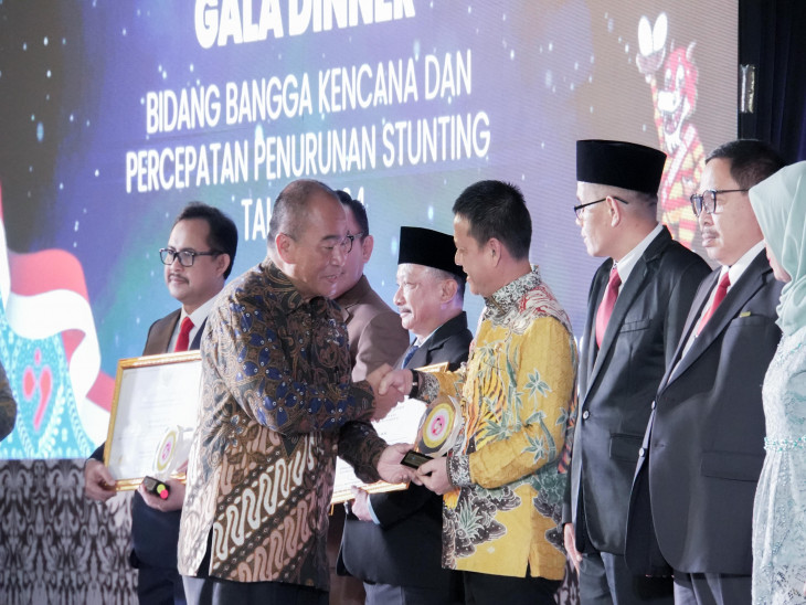 Kabupaten Kampar meraih penghargaan Bangga Kencana untuk mempercepat penurunan kasus stunting pada tahun 2024.