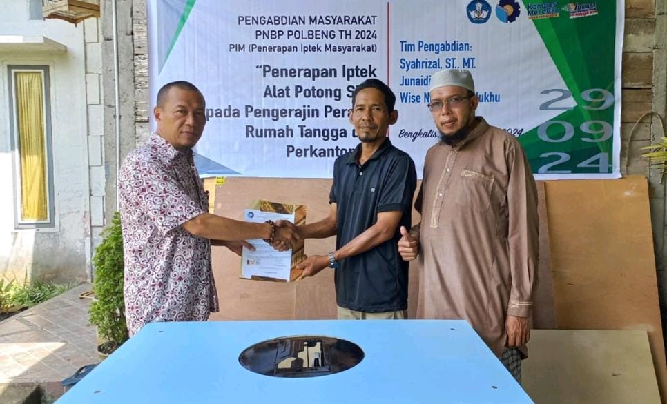 Dosen Polbeng Serahkan TTG Alat Potong Siku Pada Pengrajin Rilis Rilis