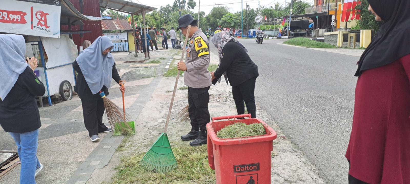 Kelurahan Rimba Sekampung Lakukan Goro Sekaligus Bagikan Bendera Kepada Warga