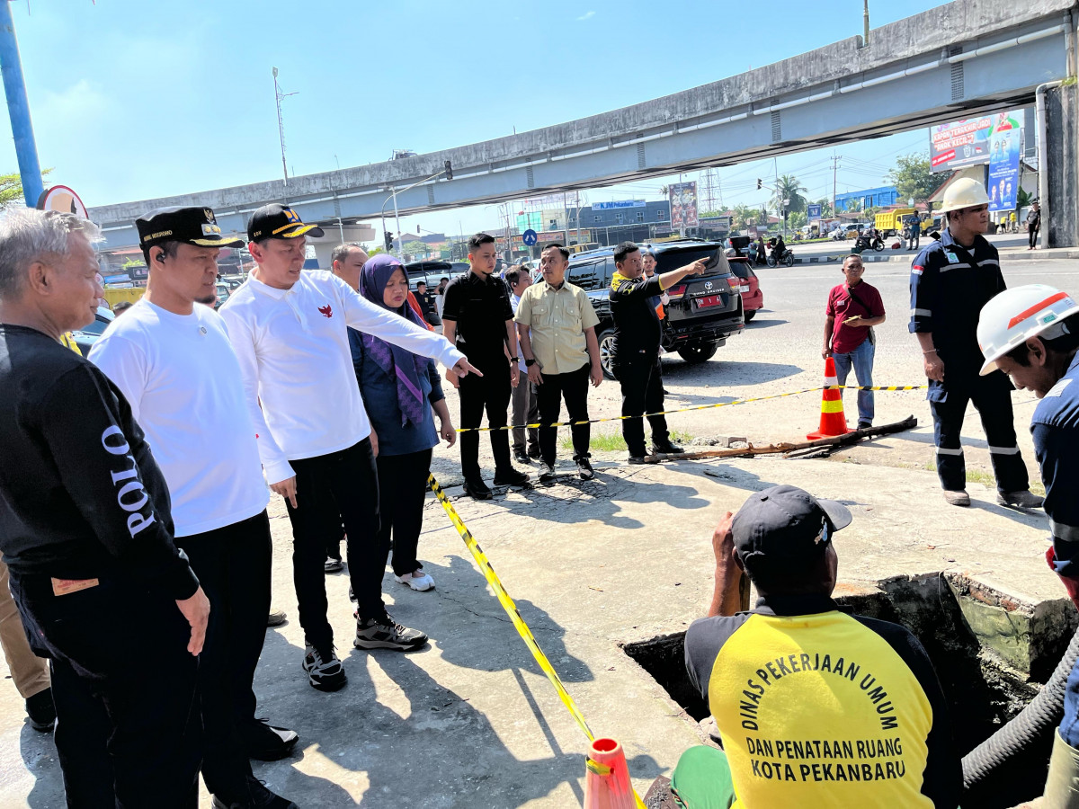 Wako Perintahkan PUPR Sedot Lumpur di Drainase Sekitar Simpang Arengka Pekanbaru