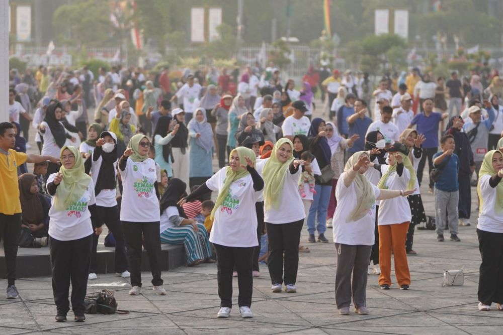 Senam Masal HUT ke-67 Provinsi Riau Meriah, Ribuan Warga Senam di Halaman Kantor Gubernur