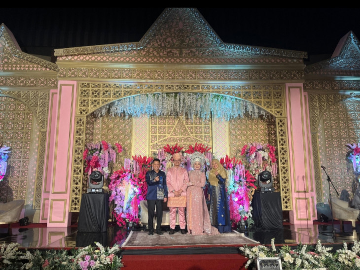 Pj Bupati Kampar Bersama Istri Ucapkan Selamat Atas Pernikahan Irvan dan Yasmin.